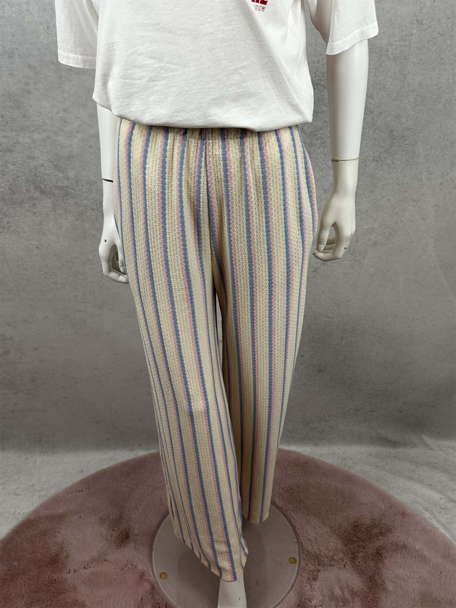 Gestreifte strickhose in creme hellblau rosa mit weitem bein