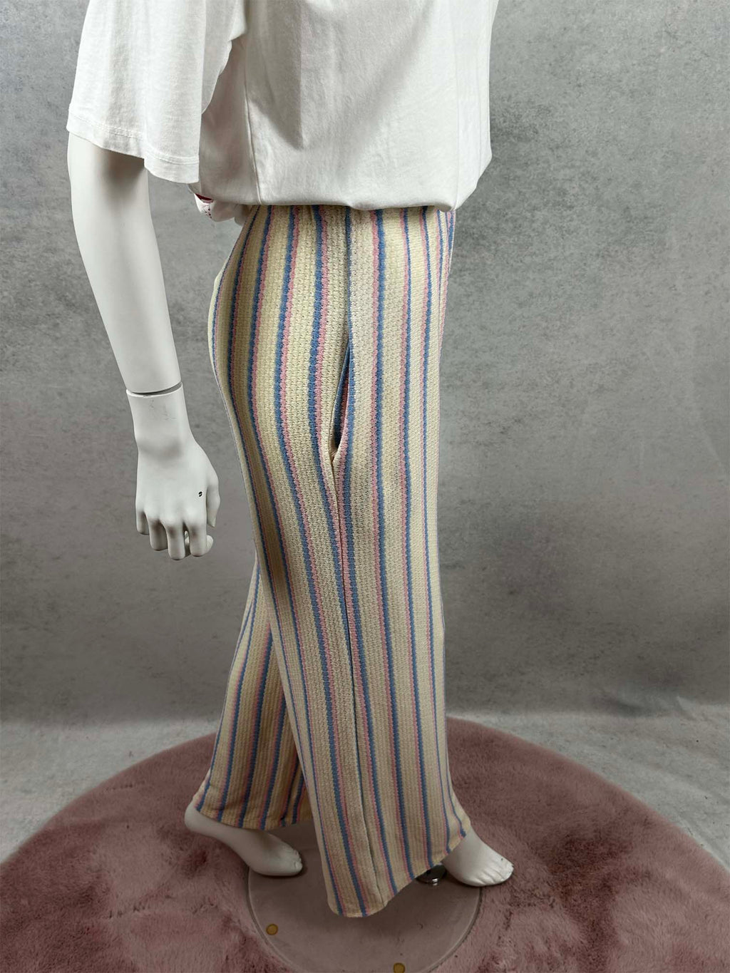 Gestreifte strickhose in creme hellblau rosa mit weitem bein