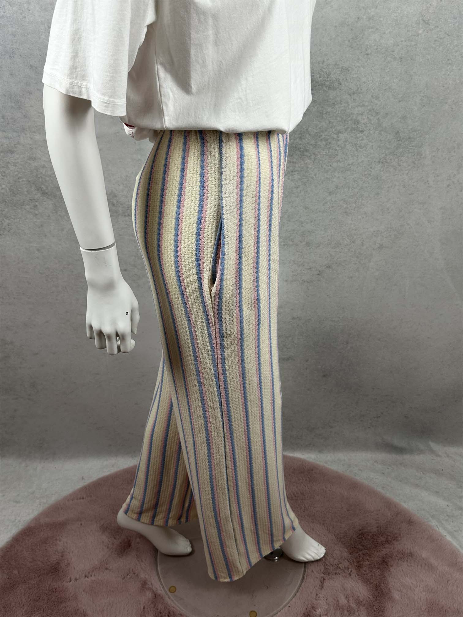 Gestreifte strickhose in creme hellblau rosa mit weitem bein