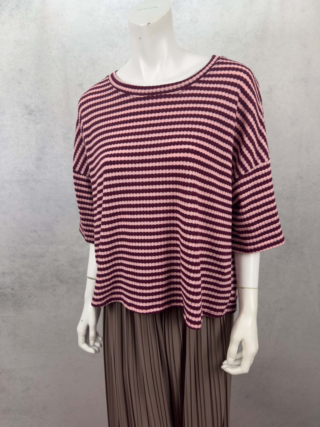 Gestreifter kurzarm strickpullover in bordeaux und rosa